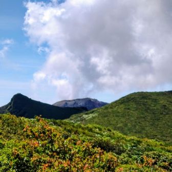 朝日岳、茶臼岳、1,900メートル峰。