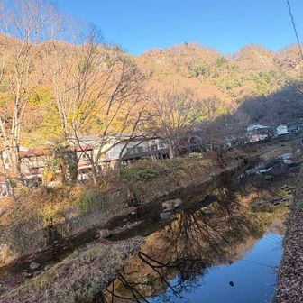 川面に映る今日歩いた山々が綺麗