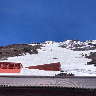 小屋から上を見ると、雪渓が現れました。ここからはもうアイゼン付けないと登れません。
