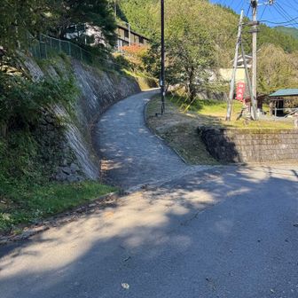 左の坂を100メートル程登り裏参道に向かいます