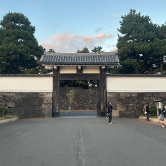 再び皇居外周に戻って桜田門。