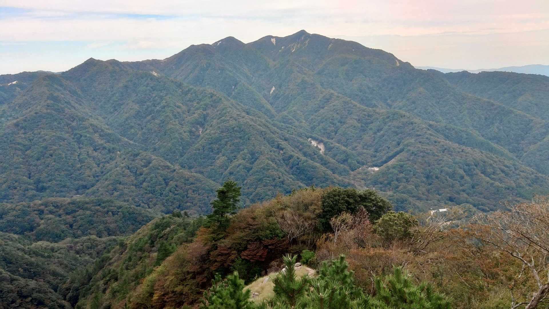 振り返るとこんな釈迦ヶ岳
