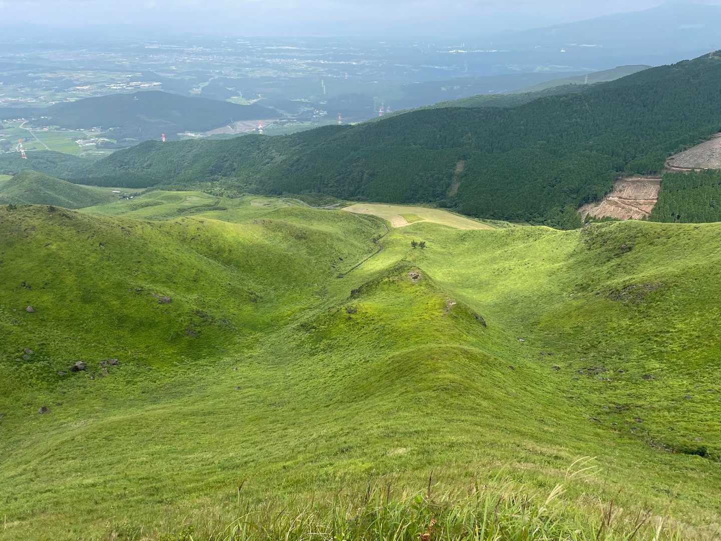 見下ろす