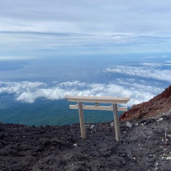 奥宮下の岩淵鳥居から今日は景色が見える