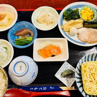 夕食🍽️

到着後カップラーメン食べるか悩んでいると
小屋番のお兄さんにラーメン🍜出ますよ〜
って言われて、お菓子で我慢😁