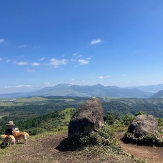 ワンコ連れの人
遥かに阿蘇山