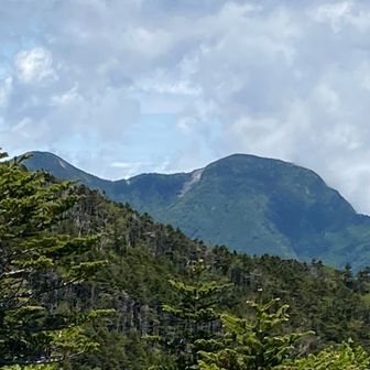 左が甲武信岳
右が木賊山