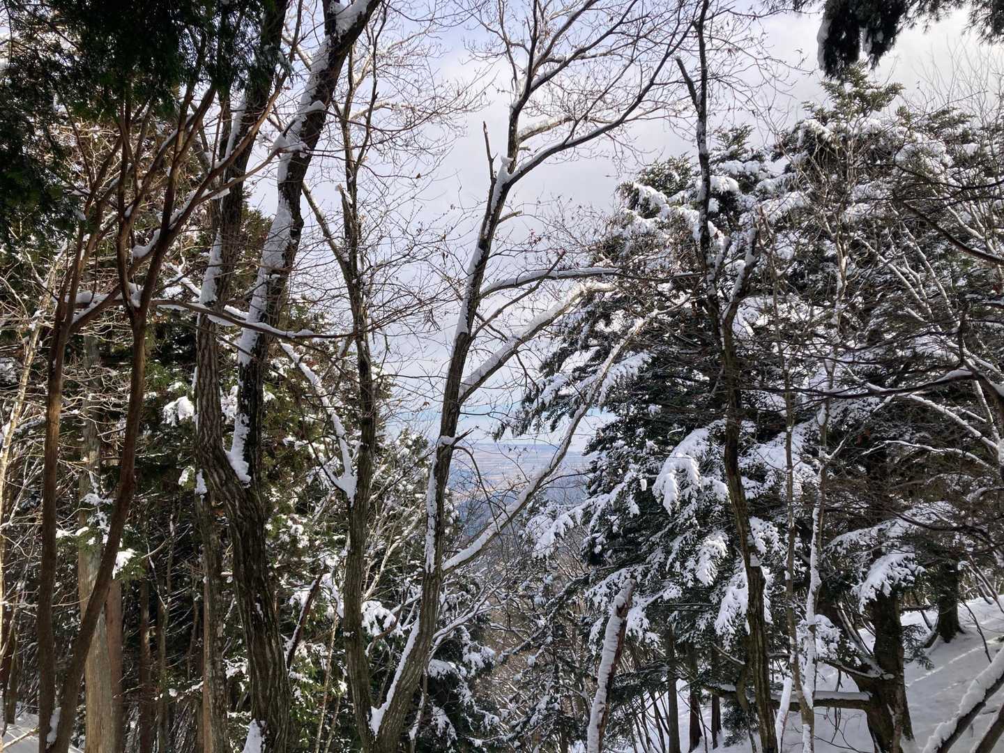 だいぶ下界見えてきた！雪でなかなか進まないけど景色が見えると頑張れる〜🙌