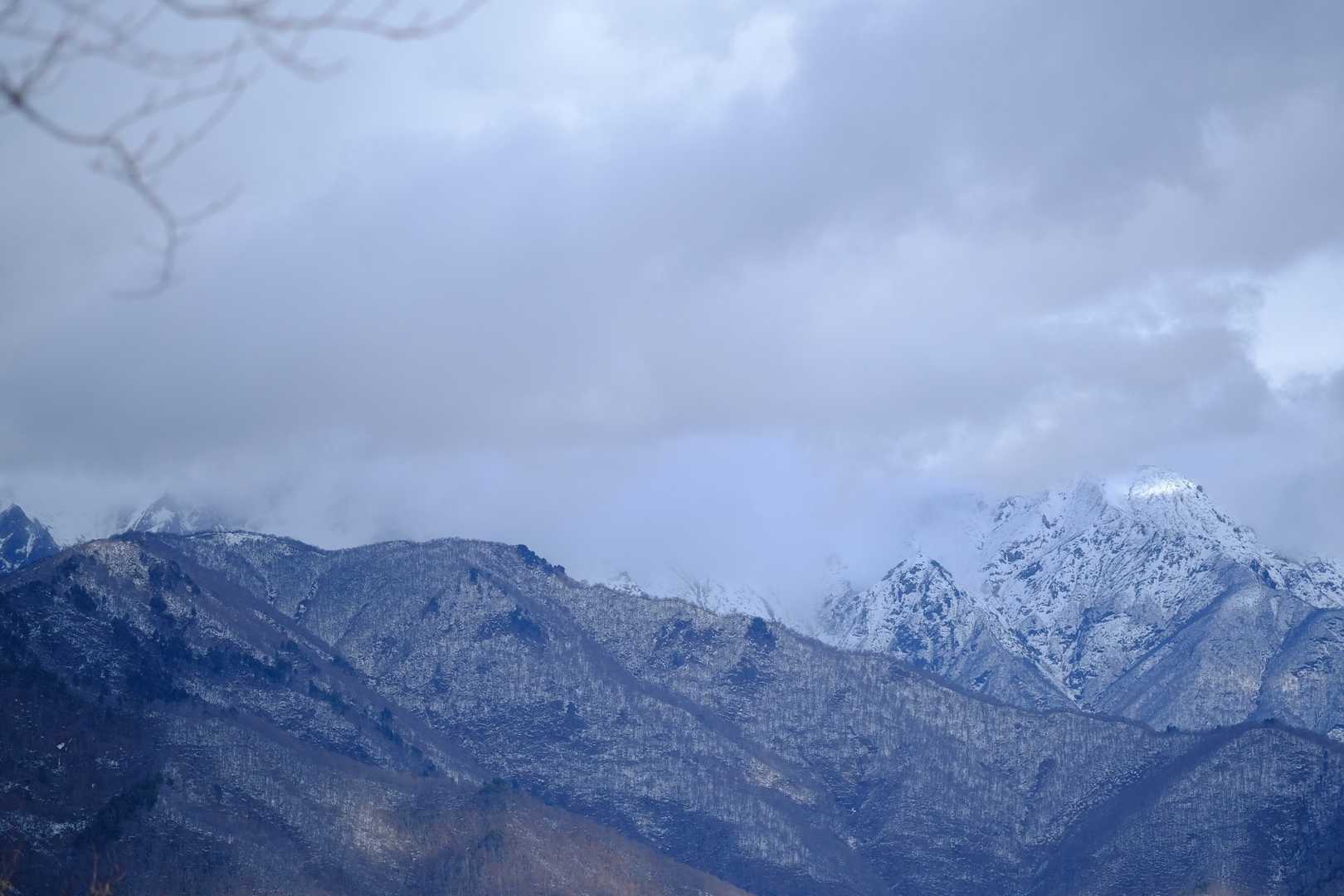 吾妻耶山は谷川岳の前衛峰と言われているそうです。
谷川岳はこんな感じ。
寒そう。

きれいに見えたら、やっぱりそっちに行けば良かったとなるので、これくらいでちょうどいいのです😊