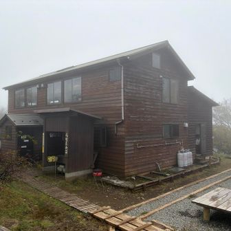 この段階では霧と強風…山荘でポカリとバッチと手ぬぐいを買いました。カレーは次の機会に…ということで早々に下山！