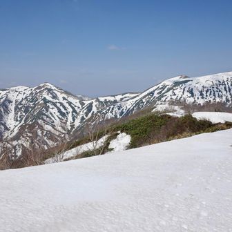 前山に到着。右の平な山が能郷白山。