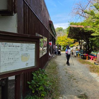 雅な音楽は、ここ、「自然食ダイニング TAKeyA（竹屋）」さんからでした。
