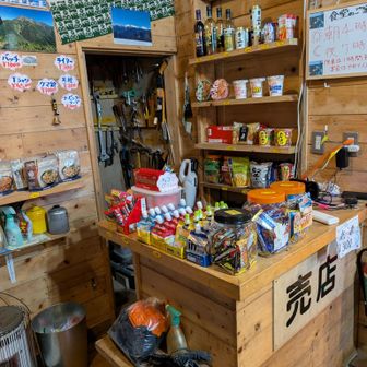 聖平小屋の売店品揃え。左側にはTシャツもありました