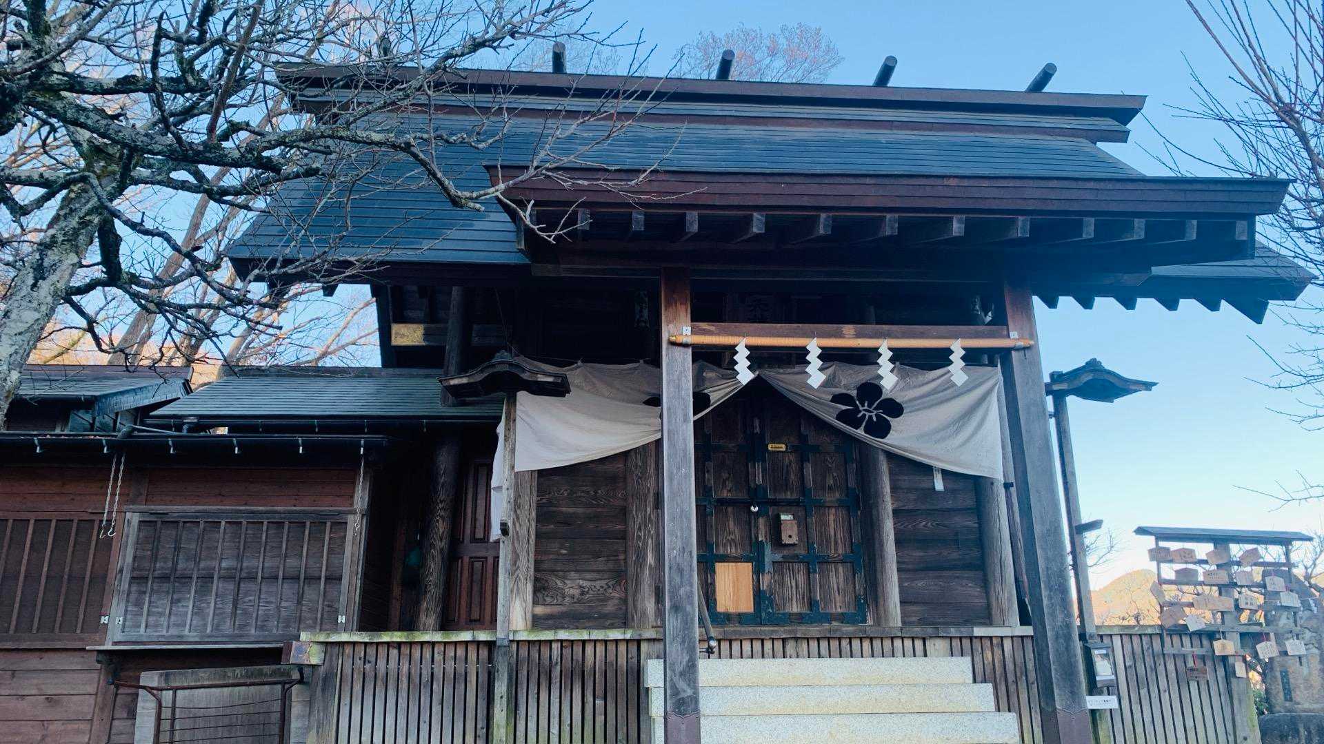 元旦とは思えないひっそりとした佇まい。
毎年神主さんがお正月だけは在中なのですが
今年は体調良くないのかな🥲
３月には梅の花が綺麗なんですよ。