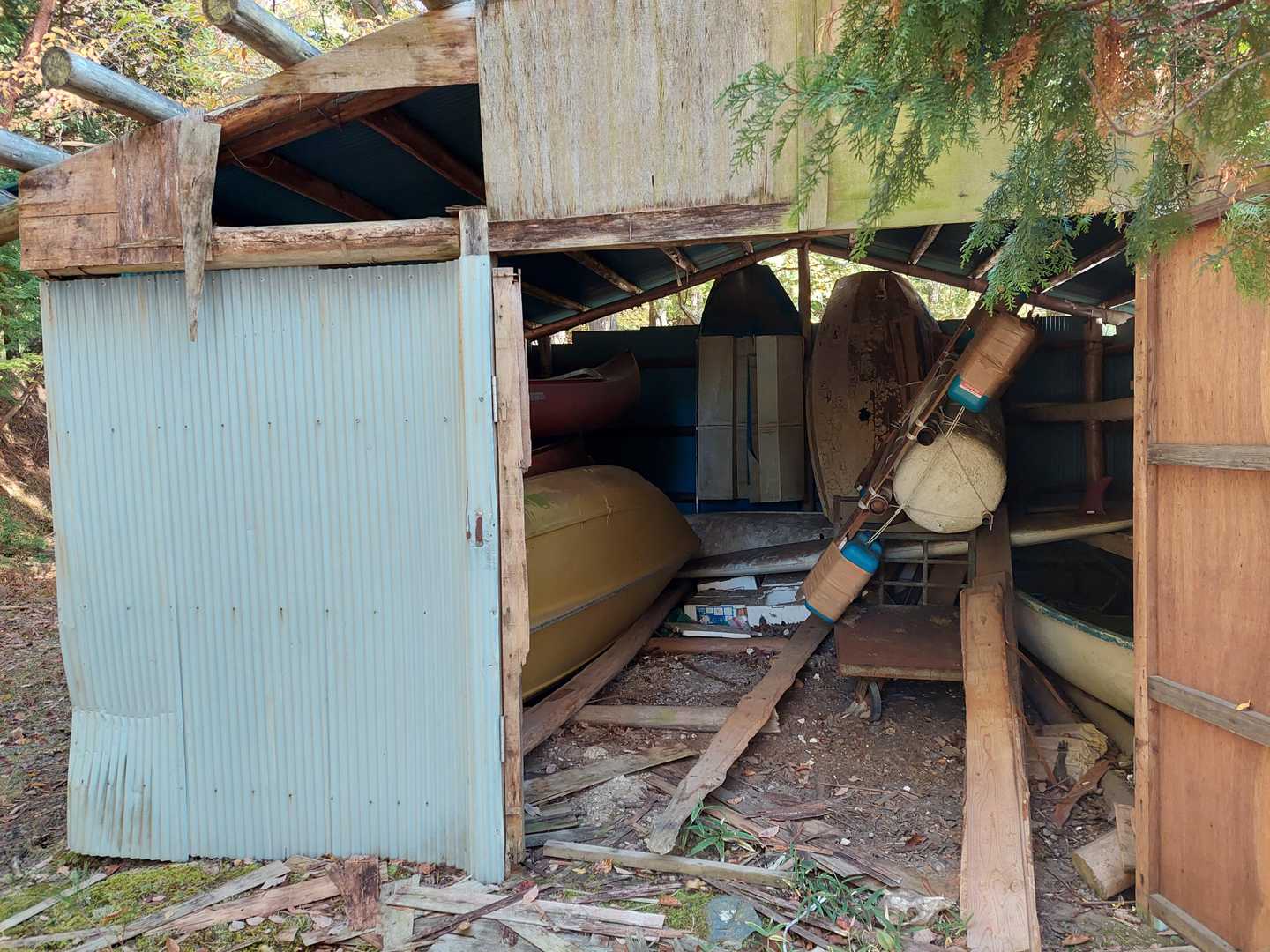 ボートの倉庫。
昔は賑やかやったんかな？
