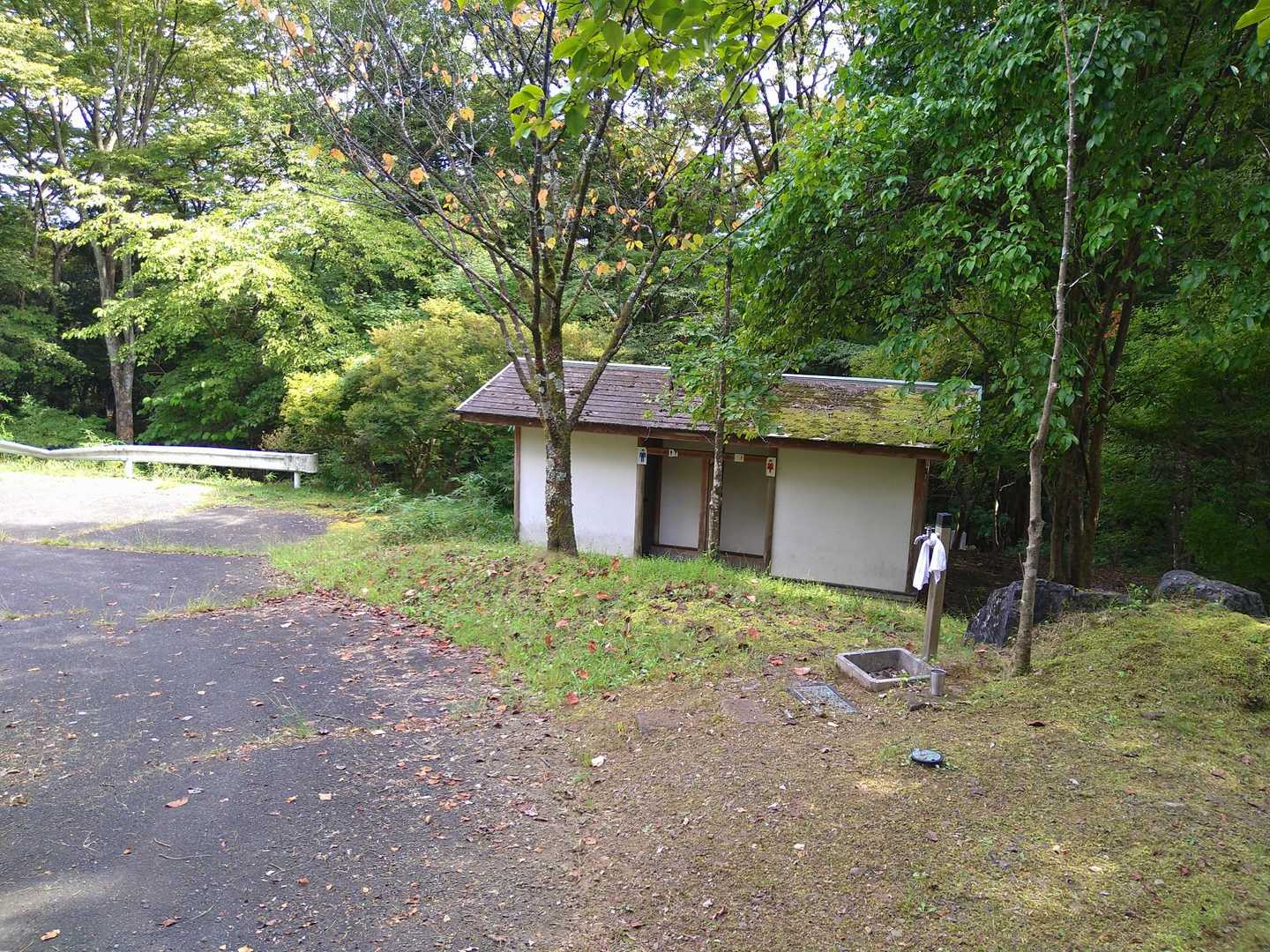 トイレあります(昔ながらの😑)
水洗がいい人は道の駅で！