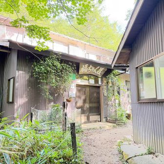 樹林帯をしばらく歩き福ちゃん山荘到着❗️
30分くらいで既に滝汗🥵