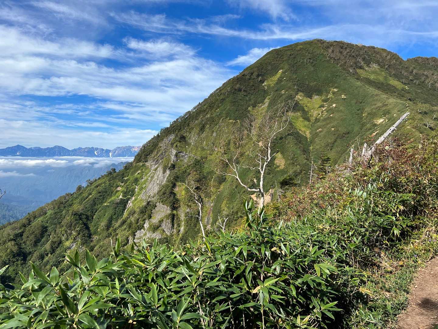 近くからの高妻山、近くからは迫力があるが、形存在感は遠目の方が良いかも。