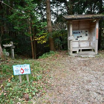 下の未舗装路へ