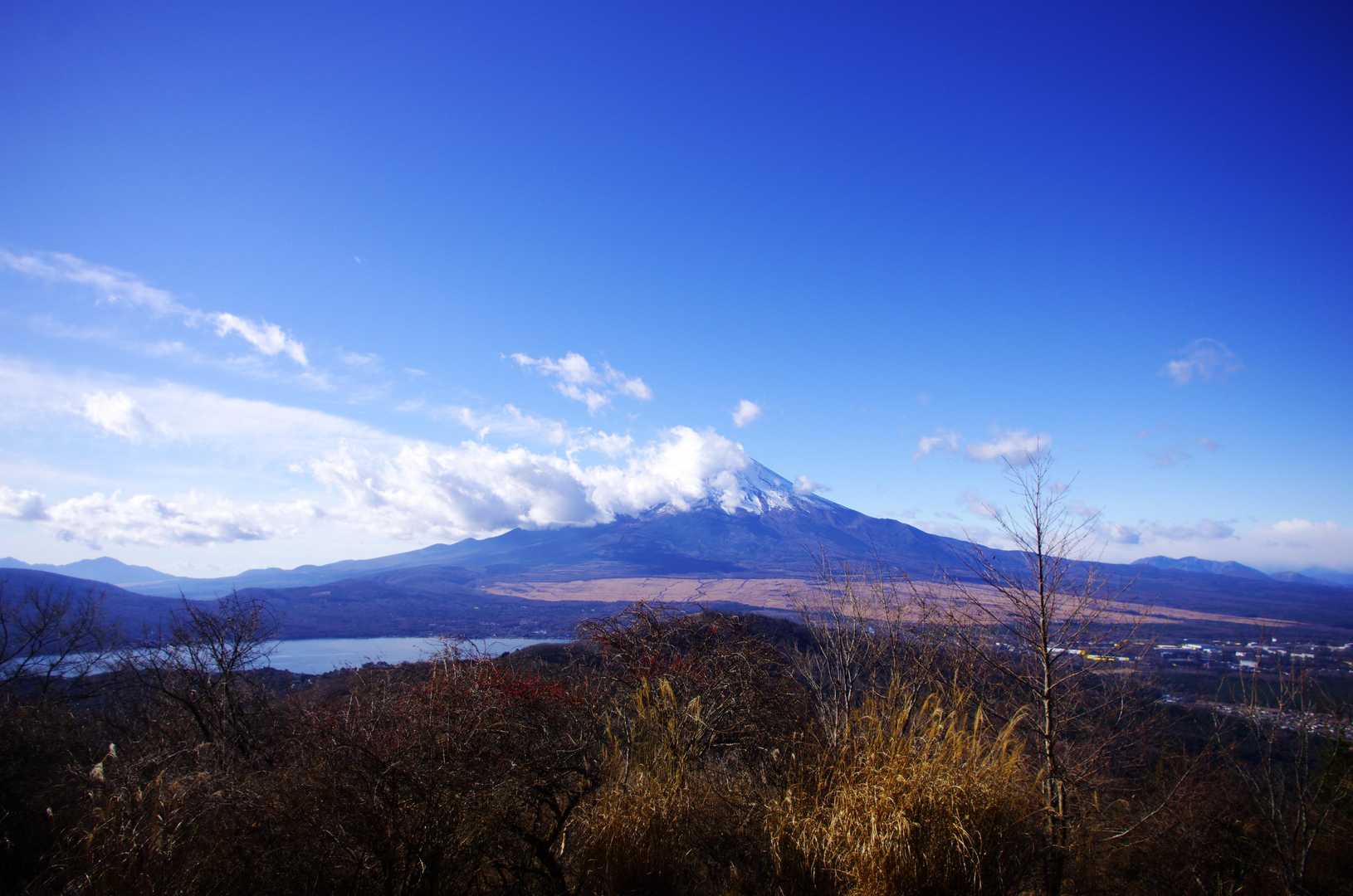 石割山✌️

今日も雲が・・・昨日から、はなわくんのウェーブみたいな雲😄

でも絶景です♬

