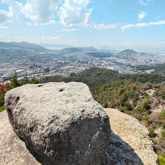 地獄岩と言うより小さなおむすび岩🍙です
上から転がってきてここで止まったのかな🤔