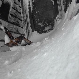 冬の避難小屋へ入るのは八甲田山の時以来かな？
さすがに誰もいないだろうなぁと思いながら雪をどけます👍