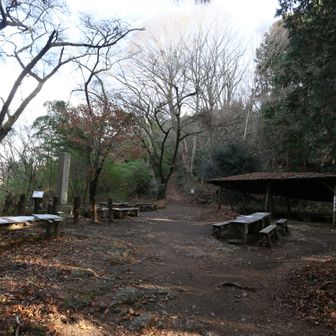 明治天皇巡幸碑前の広場