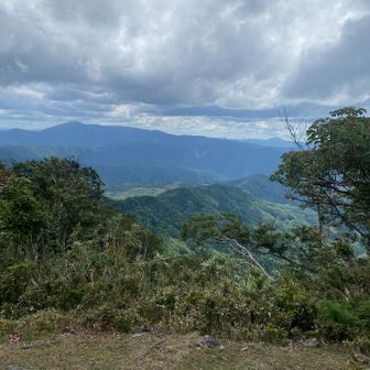 氷ノ山の避難小屋が見えます