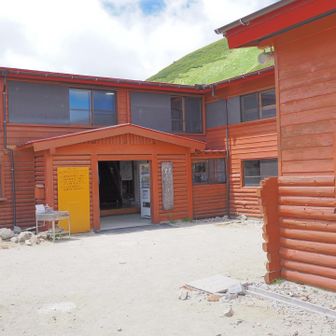 小屋前