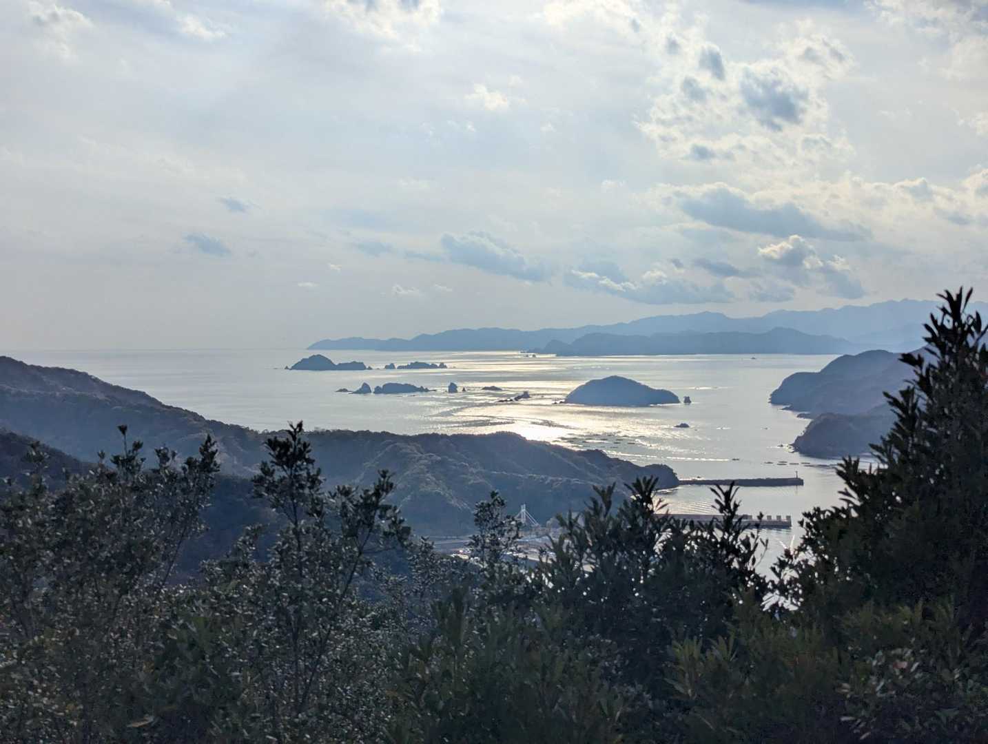 時折見える海の景色が新鮮で楽しい。山頂の景色もいいけどここの景観が一番良かった。