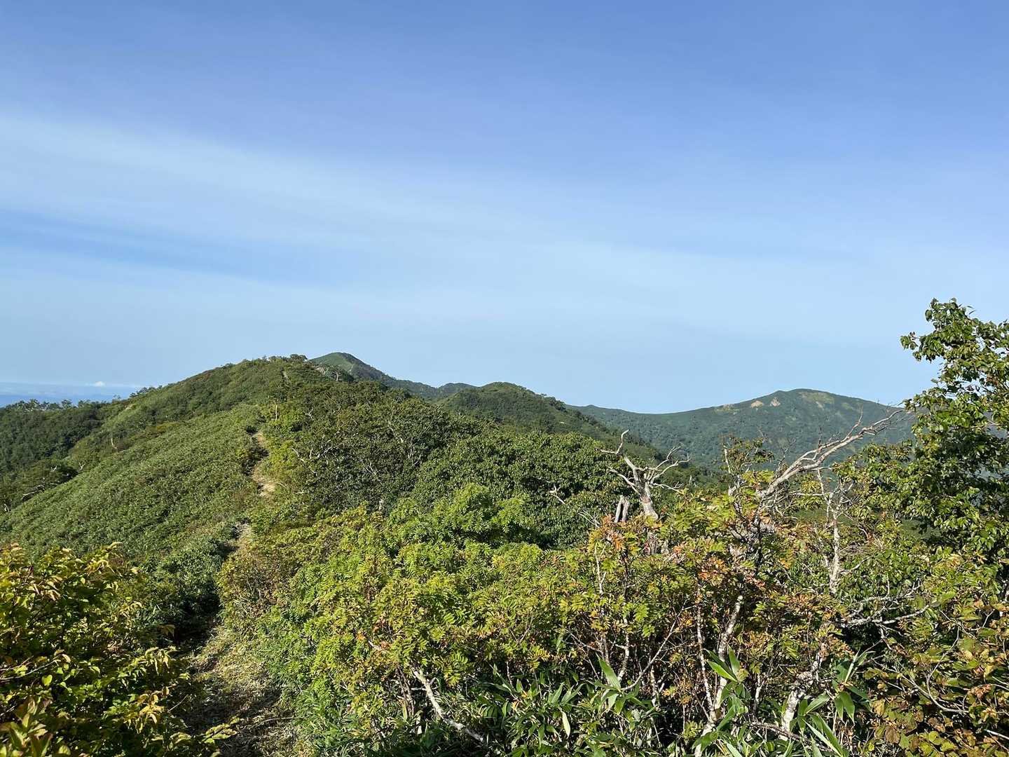 左、熊岳⛰️   
右、ピッリシ山⛰️まだ遠いなぁ！