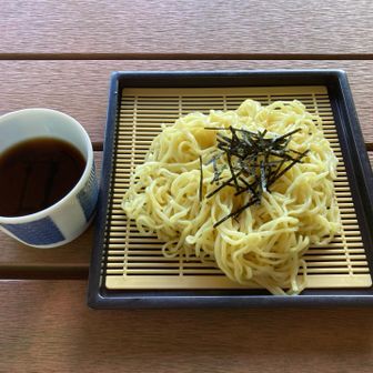 誰もいないので、山飯にざるラーメンを作ったのですが。作っている最中に人が来て恥ずかしい\(//∇//)\
さっさとことを済ませます。