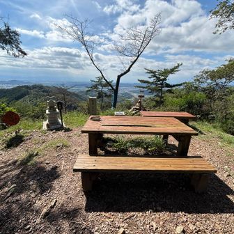山頂は広くベンチもあります