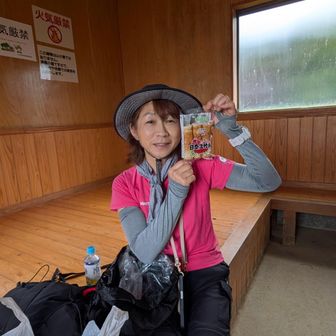 久住分かれの避難小屋で軽食