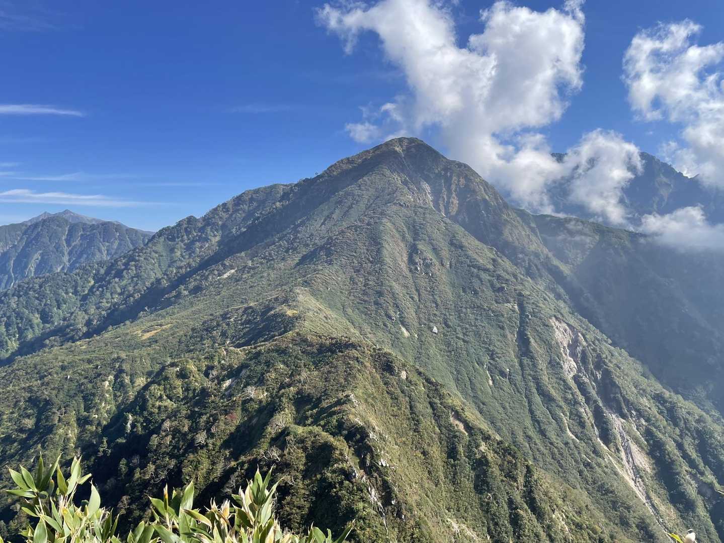 剱見るなら赤谷尾根で有名だが、赤谷山もかなり大きな山だと思う。