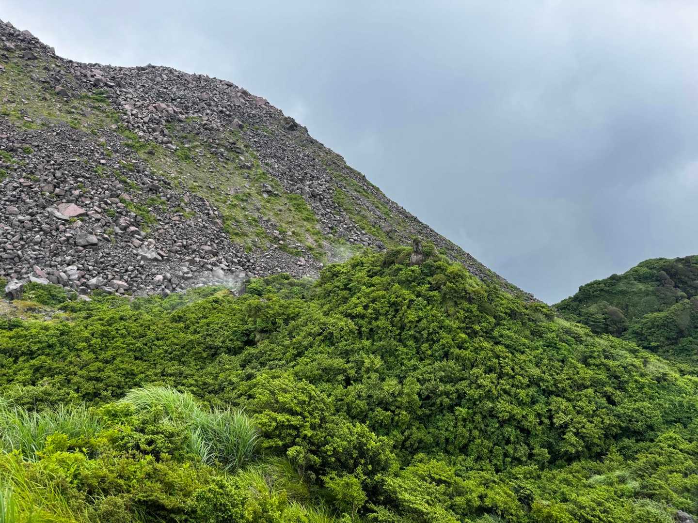 霧氷沢方面、煙がモクモク🌋
この前ニュースで見ましたが噴き出す蒸気はまだ高温らしいです👀