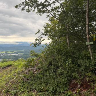 のんびりして立ち上がれば山頂標識