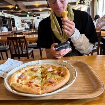 少食の三男はおかわりでピザ🍕もぐもぐ美味い😋