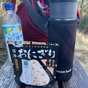 ちょっとはやいけど山頂についたので昼食にしました😄おにぎり出来上がりまで15分待ちました🍙😆