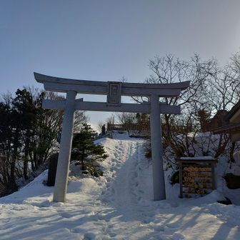 ここまでの階段も雪で埋もれてるのにロープウェイから普通の靴で来る家族連れ、ツワモノだわ
帰り相当こわいよ