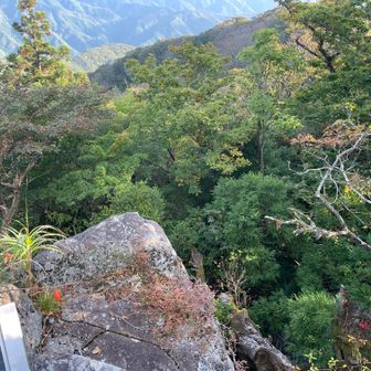 看板のある岩も下は高かったりする