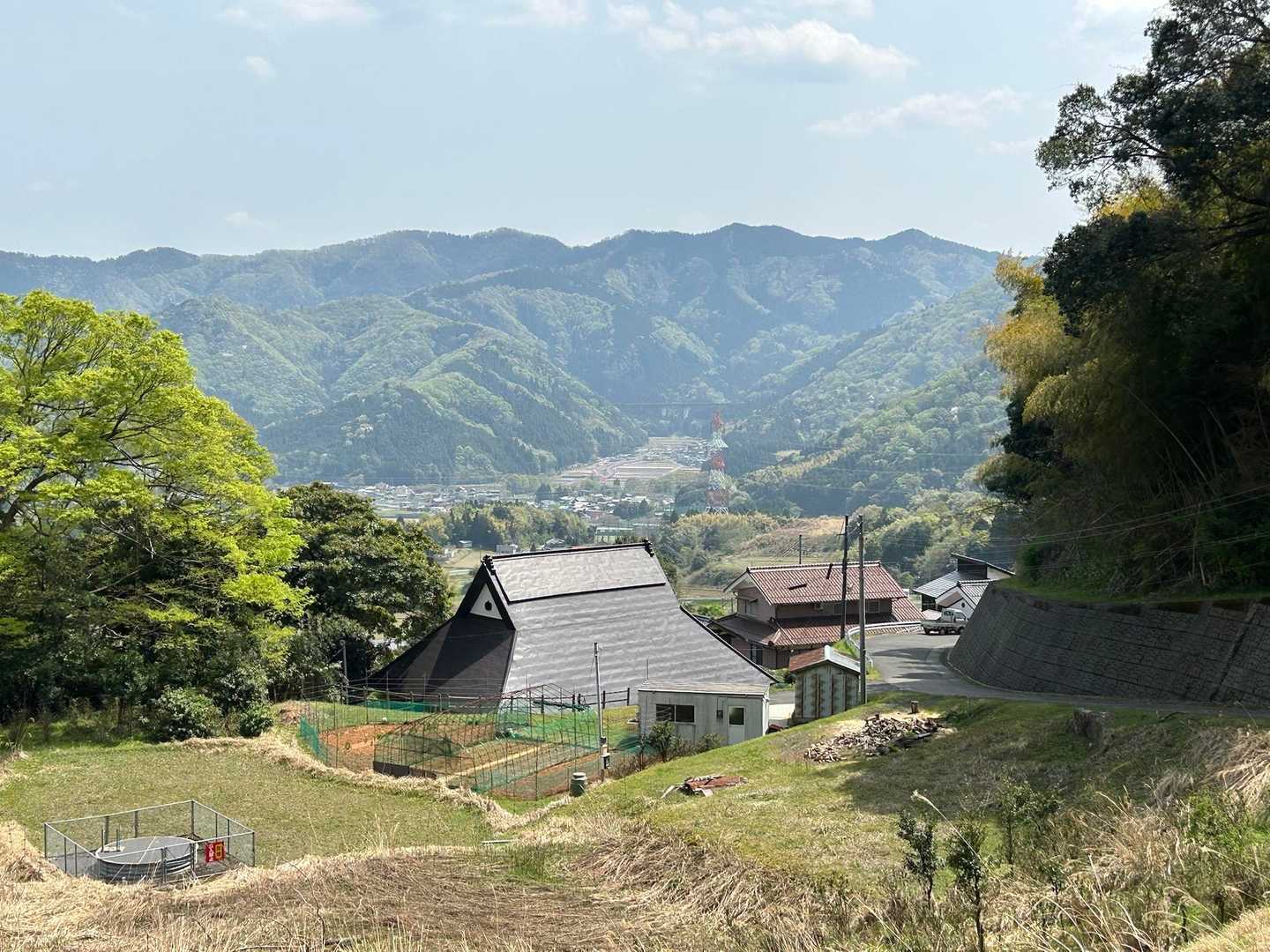 集落の中を通ると山に囲まれ素敵な合掌造りの民家が出現しました🏠

無形文化財に登録したくなる様な美しい日本風景だね✨
癒されます〜🎵