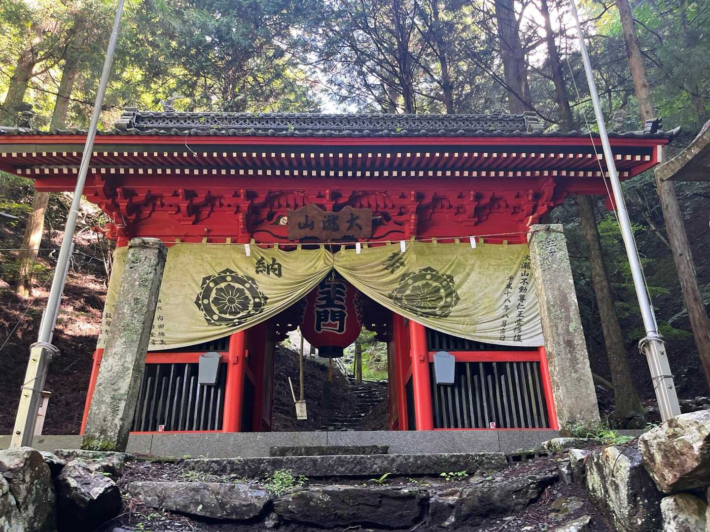 甲州高尾山 | 展望がないからこそ五感が研ぎ澄まされる、緑の静寂に浸る贅沢な時間の写真