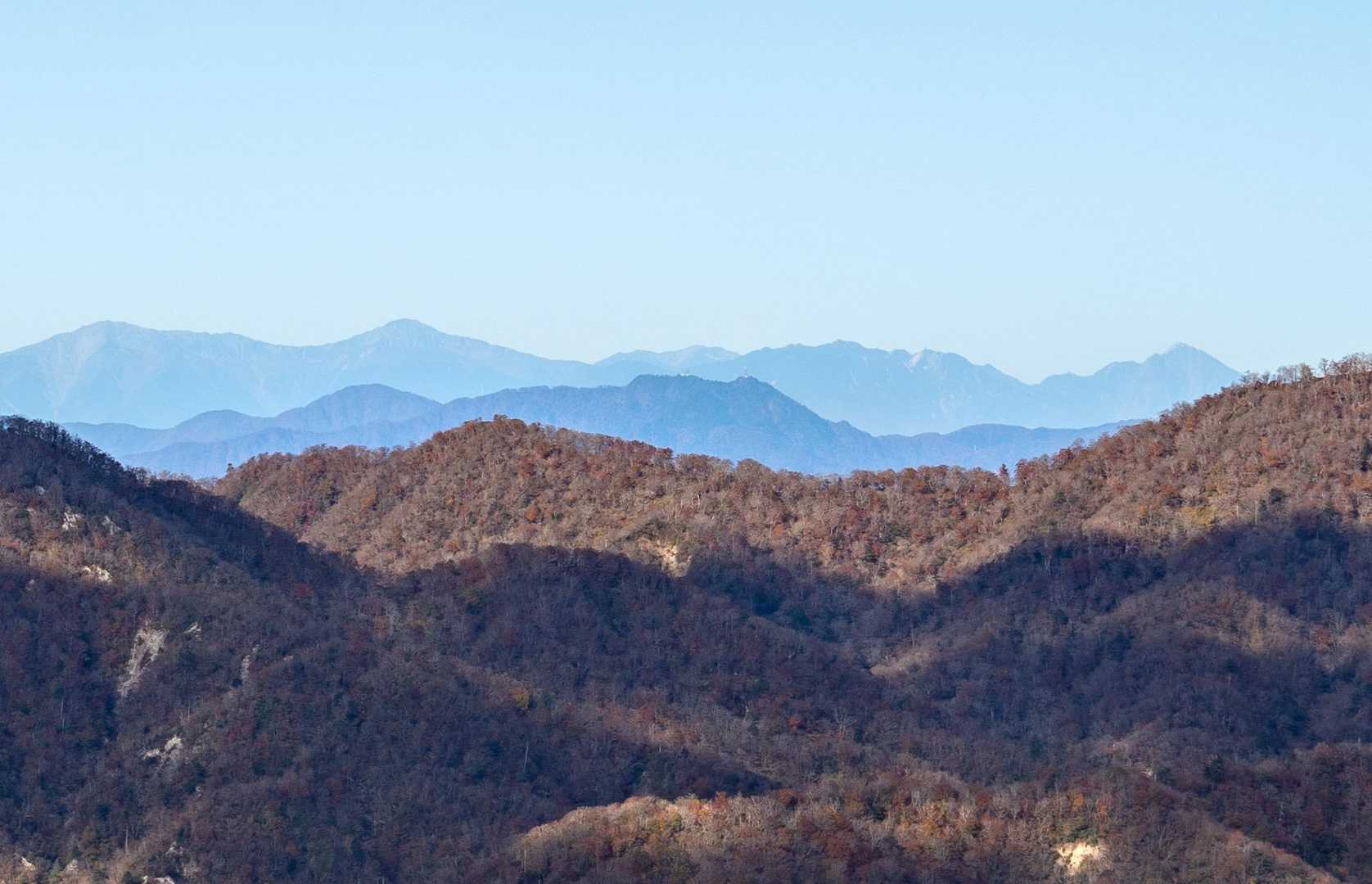 南アルプス見えるのねー！超トリミング。
左から間ノ岳、北岳、仙丈ヶ岳、鳳凰三山、甲斐駒ヶ岳かな？
