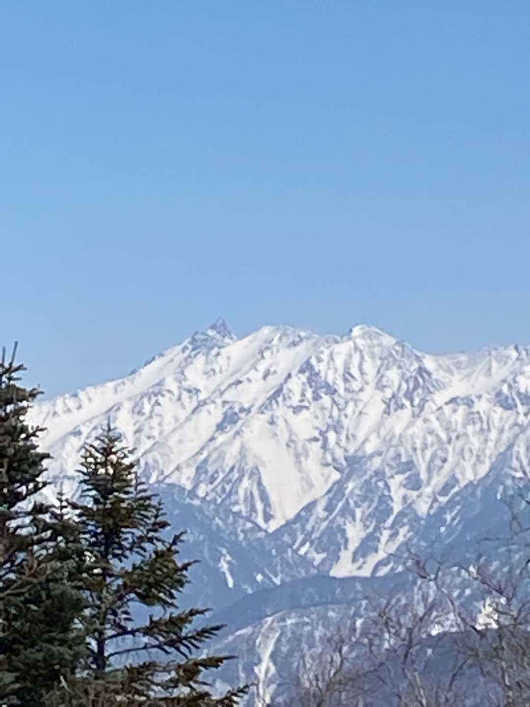 やや遠いが、槍ヶ岳が左端になんとか見える🏔