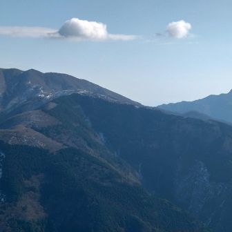 左に雨乞岳、右に鎌ヶ岳。尖ってますね。2週間前に歩いた。