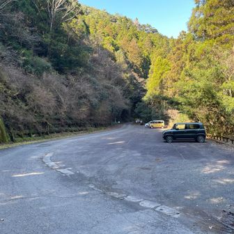登り始めは自分だけだったのですが、戻ってきたらすれ違った方の車でしょうか、合計3台になってました
けど日本二百名山の割には寂しいのはやっぱり工事中のためでしょうか
かなり先になりそうですがいつかまた来ます