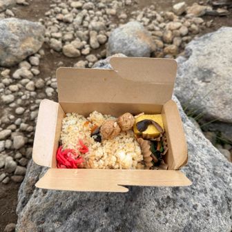 三俣山荘のお弁当、アラスカ広場でいただきました