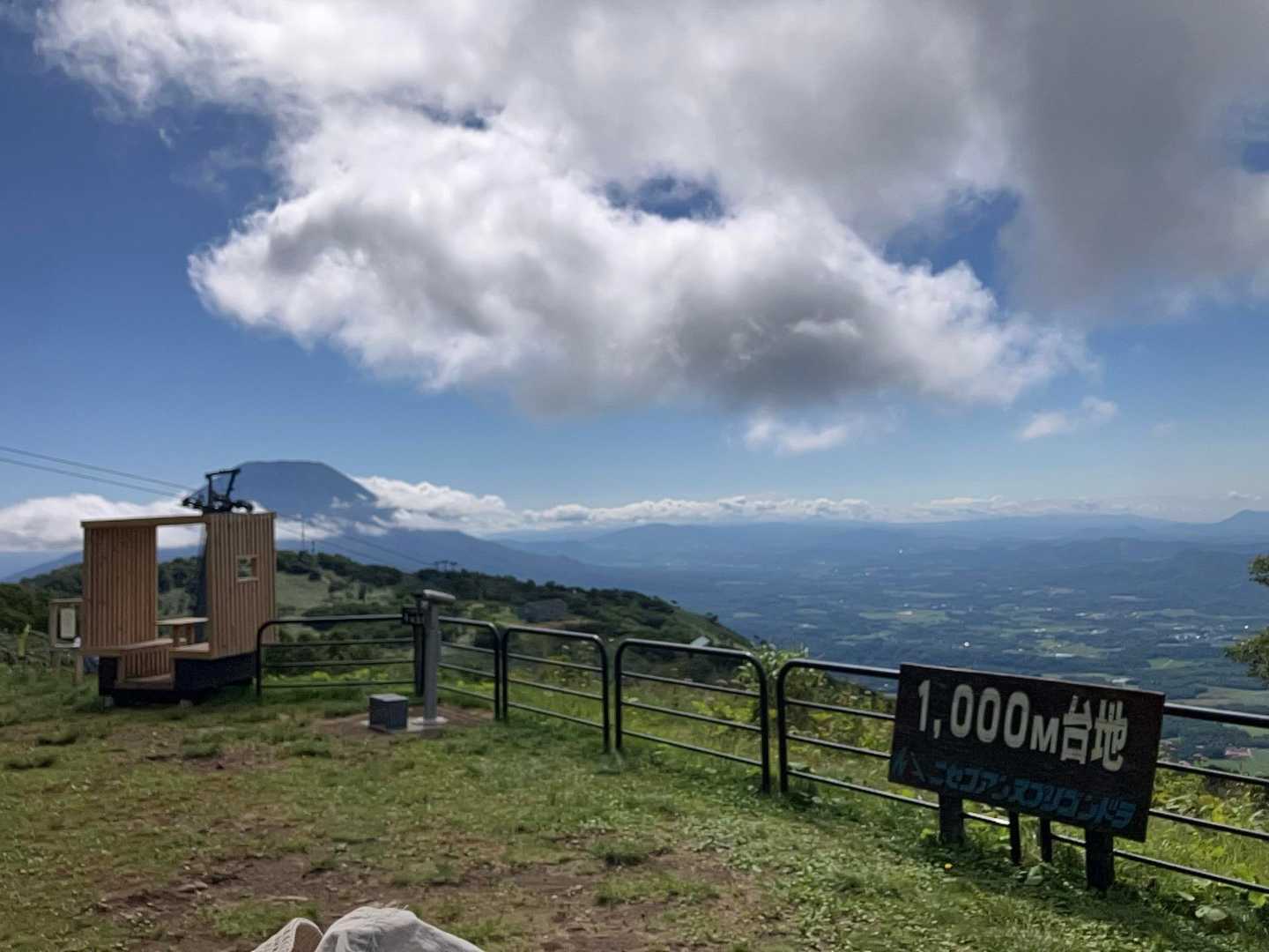 ロープウェー山頂駅に到着です。目の前に雲をまとった羊蹄山が見えます。