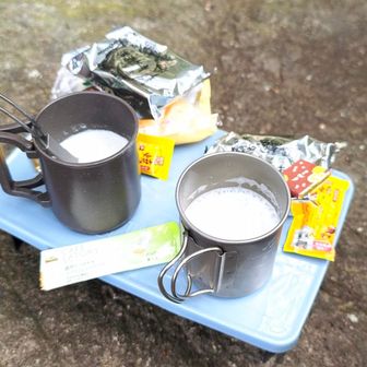 家ではカロリー気にしちゃう
背徳シリーズのおティー。
ホワイトチョコピスタチオ。
そして洋酒ケーキ。

きのこちゃんからはチョコと芋ようかんをもらったよ。大好物！！
ありがとう🥰